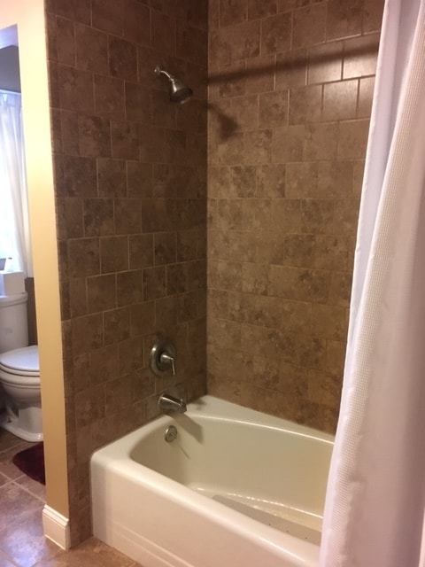 Hall Bathroom - 7413 Skyline Dr