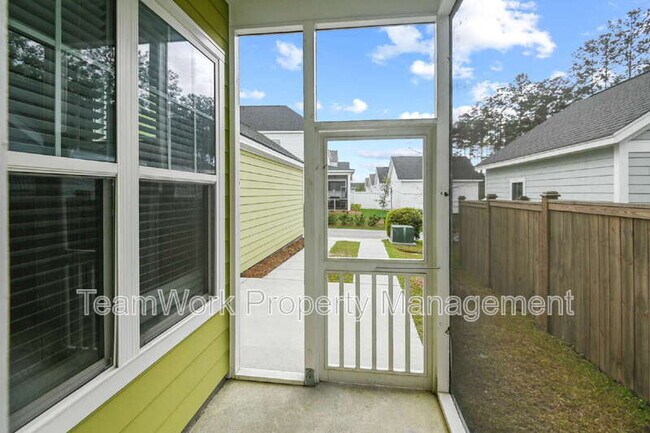 Building Photo - 553 Sound Dr