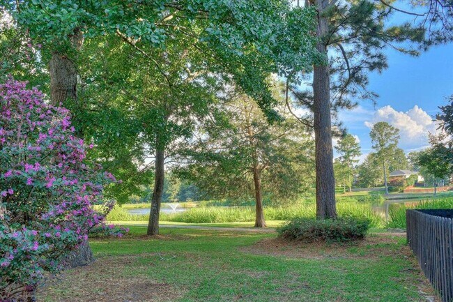 Building Photo - BEAUTIFUL WATERFRONT TOWNHOME