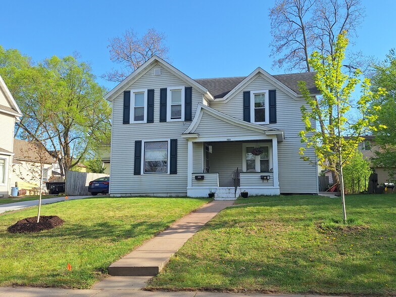 Primary Photo - 1021 E Grand Ave