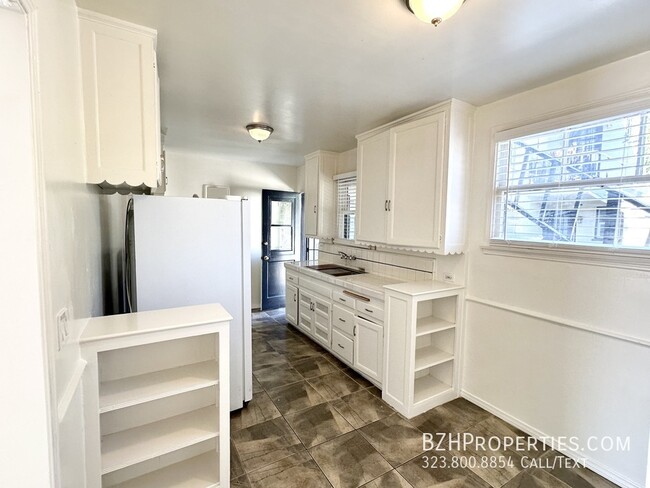 Building Photo - Newly Updated 1Bedroom 1Bathroom In Hollywood