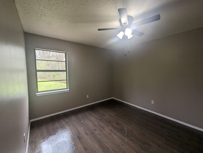 Building Photo - 2 Bedroom/1 Bathroom Duplex Unit in Batesville