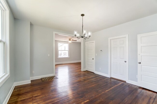 Building Photo - Spacious 3 Bedroom in Hamilton!
