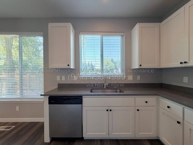 Building Photo - 5847 SW Coventry Pl