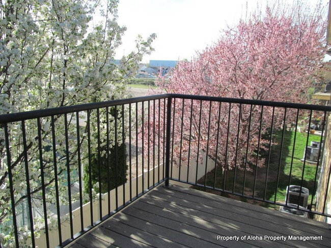 Building Photo - 1065 W Pine Ave