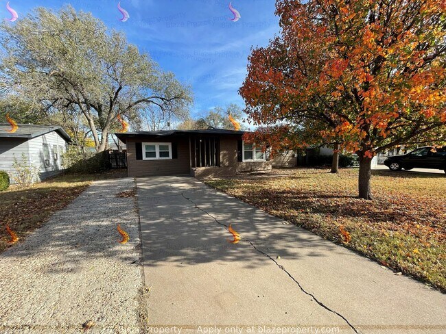 Primary Photo - Spacious & Unique! 3 Bed, 1 Bath Home with Bonus Space for Rent