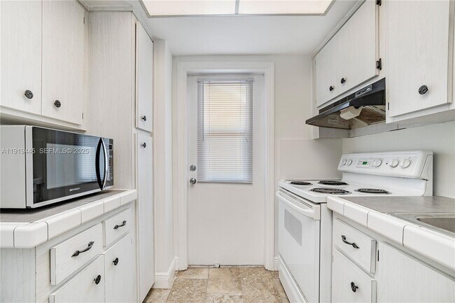 Building Photo - 5800 Margate Blvd