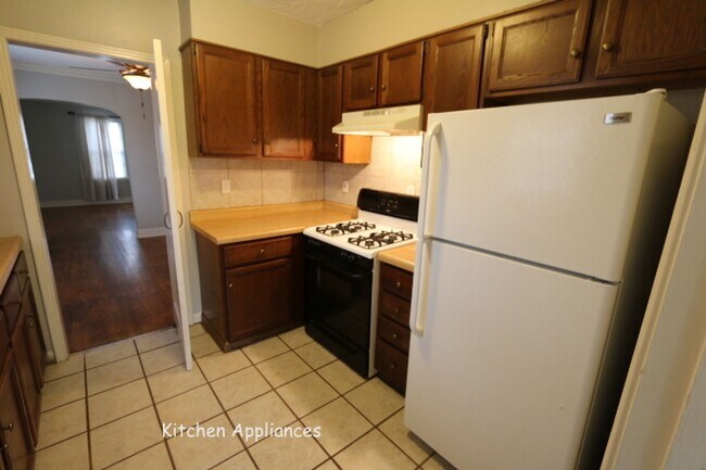 Building Photo - GREAT NEIGHBORHOOD - LOTS OF ROOM