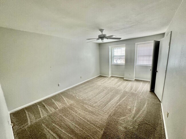 Building Photo - 2BR/1.5BA Townhouse in Shadowlawn!
