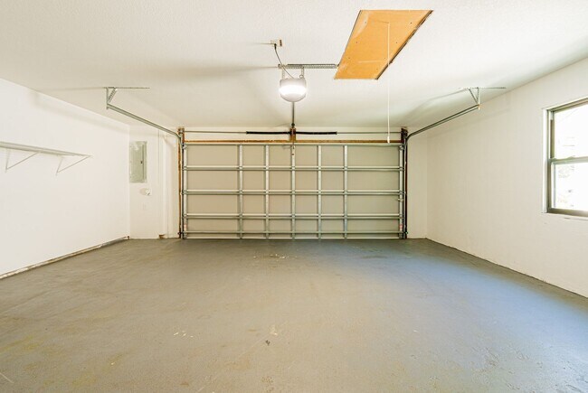 Building Photo - Beautifully Remodeled & Furnished 2BR Home...