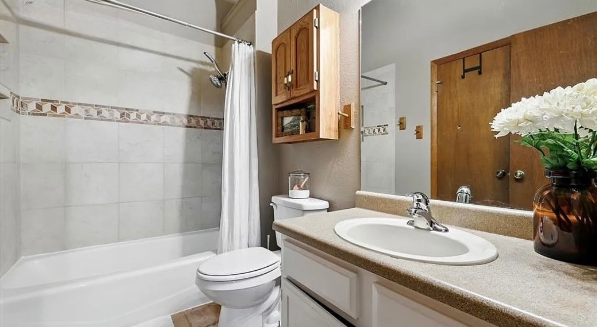 Building Photo - 821 Pebblewood Dr