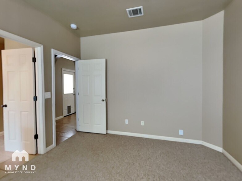 Building Photo - 3050 Pine Valley Dr
