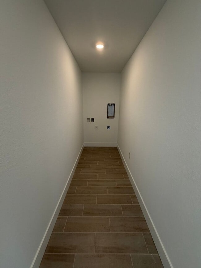 Building Photo - 1607 Ne-36 Ln