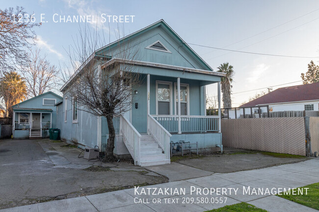 Building Photo - Renovated 2-Bedroom 2-Bath Home