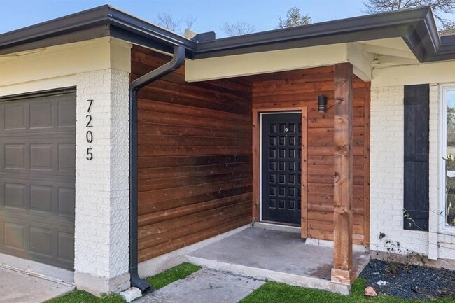 Building Photo - 7205 Twisted Oaks Dr