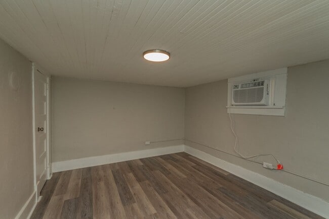 Building Photo - $650- Updated 2 bed/1 bath apartment near Medical Center, with brand-new appliances!
