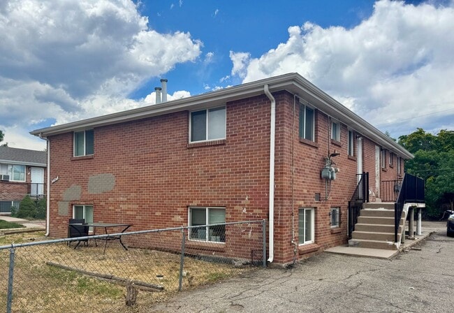 Building Photo - 2 Bedroom 1 Bath In Lakewood! Available Now!!