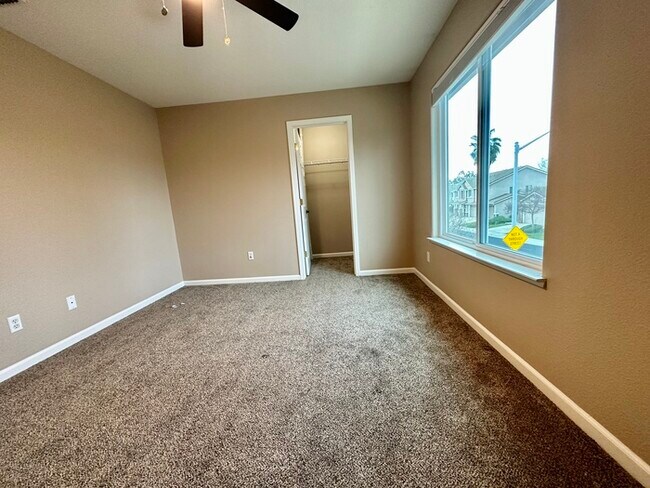 Building Photo - Must See This Beautiful 4 Bedroom 3 Bathro...