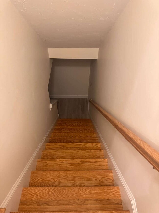 Building Photo - Beautiful 3 Bedroom 2.5 Bath Townhouse Available Now