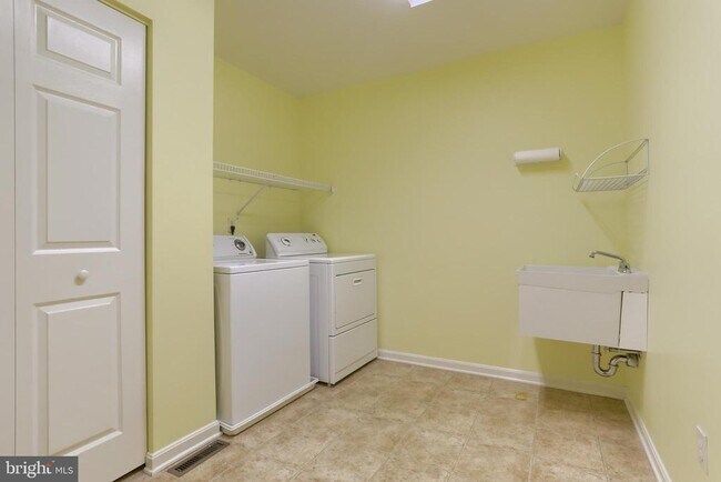 Building Photo - 712 Creekside Dr