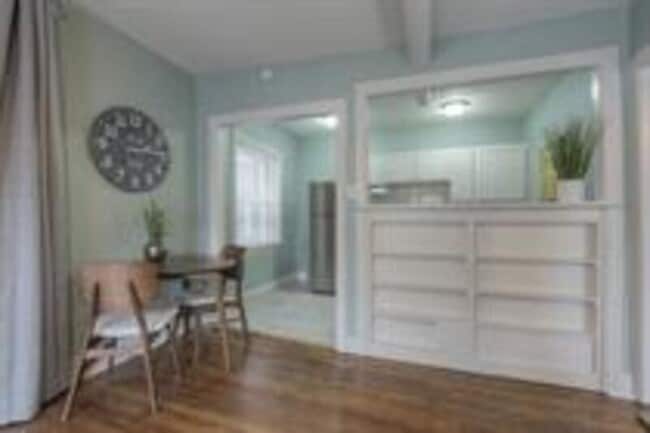 Building Photo - 722 W 37th St