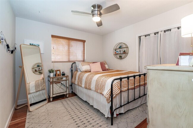 Building Photo - 1512 E Hawthorne Cir