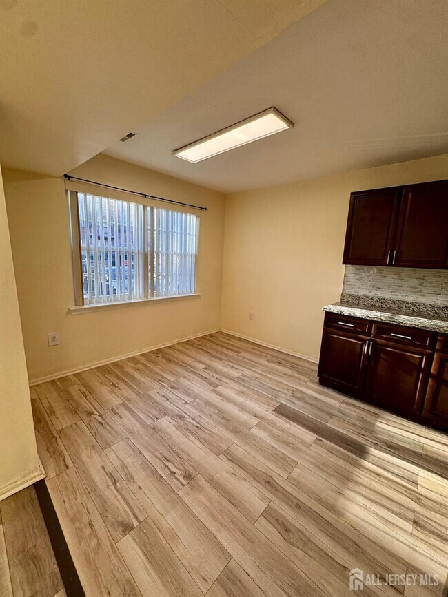 Building Photo - 1202 Green Hollow Dr