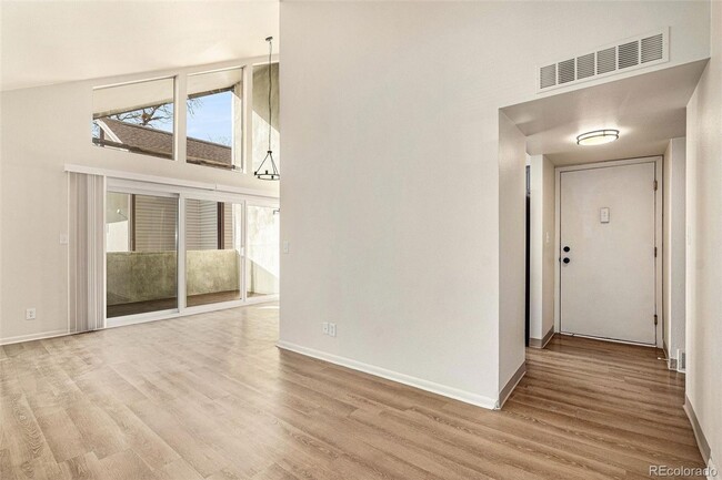 Building Photo - 2 bed, 2 bath, ~1000 square feet, Great lo...