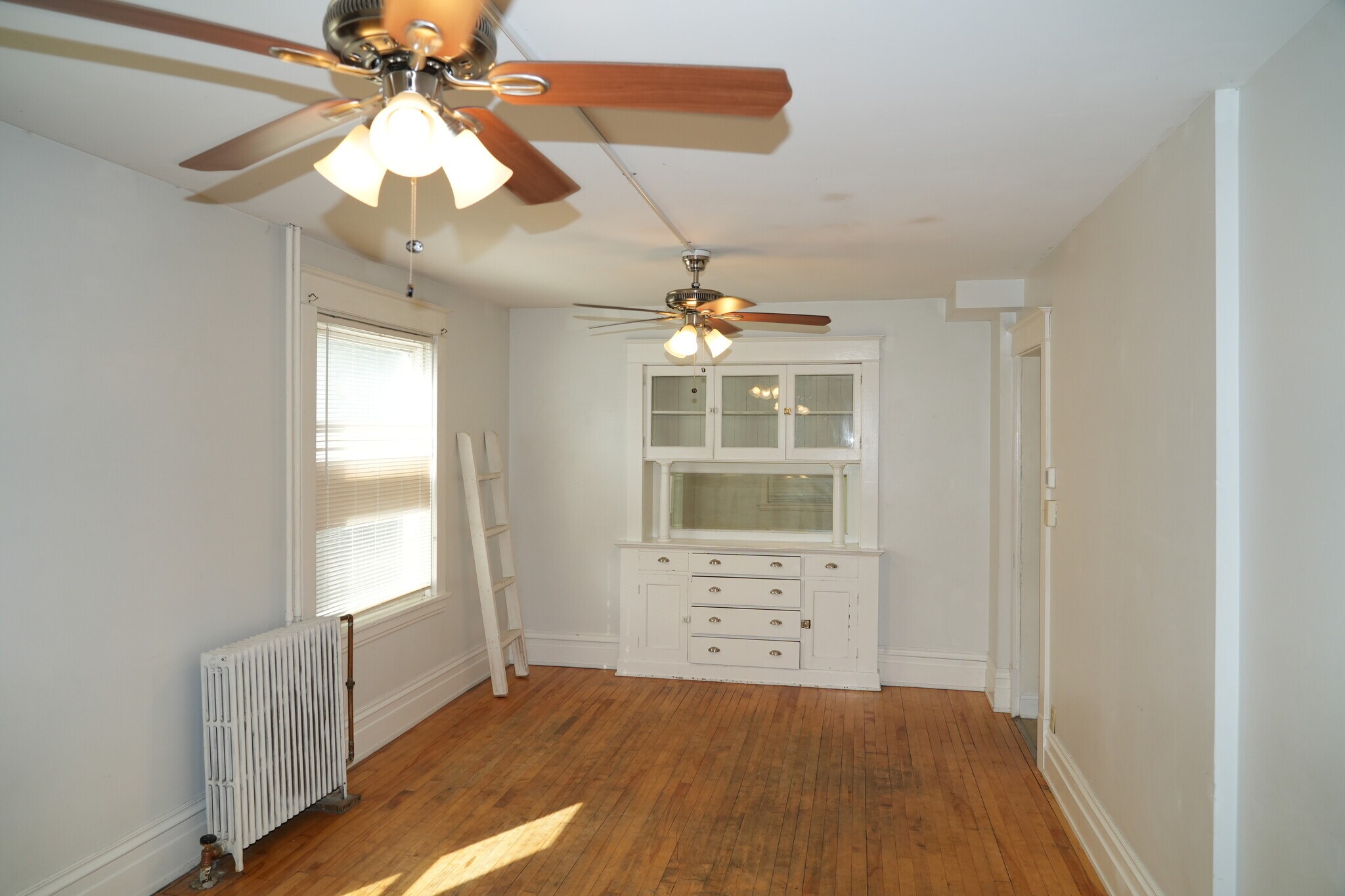 Large living room with two ceiling fans. - 1031 14th Ave SE