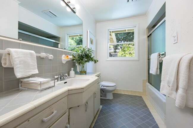 Building Photo - 795 San Mateo Dr