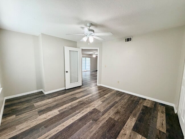 Building Photo - *** $500 OFF MOVE IN SPECIAL *** "Charming 3-Bed Condo with Scenic Views & Granite Finishes in Me...