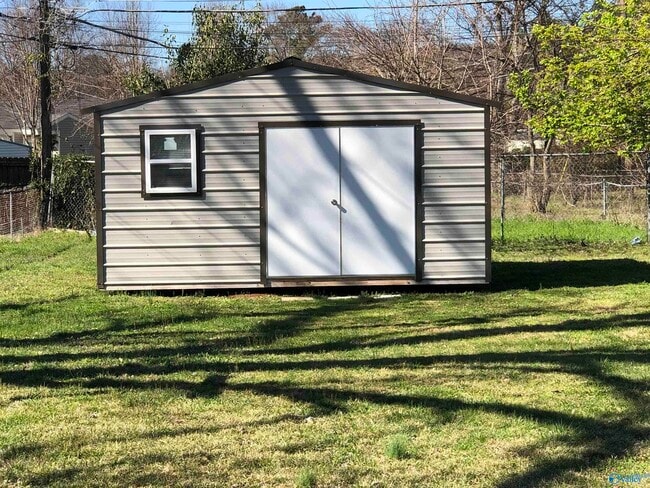 Building Photo - 1811 Stevens Dr NE