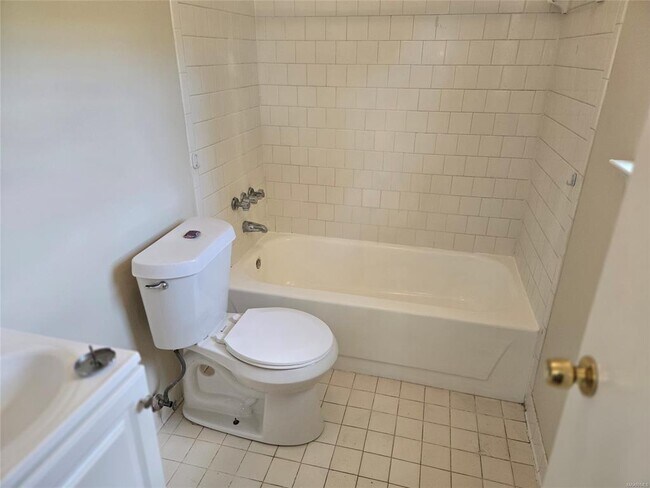 Building Photo - 262 Joyce St