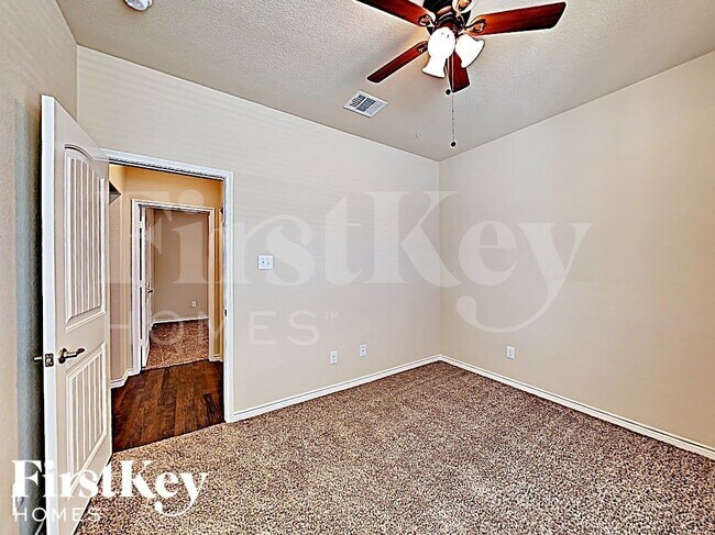 Building Photo - 561 Jamestown Ln