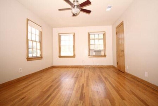 Building Photo - FOUR bedroom in Prime Location!