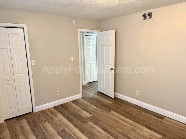 Building Photo - 2 Bedroom Apartment - Busch Gardens Area