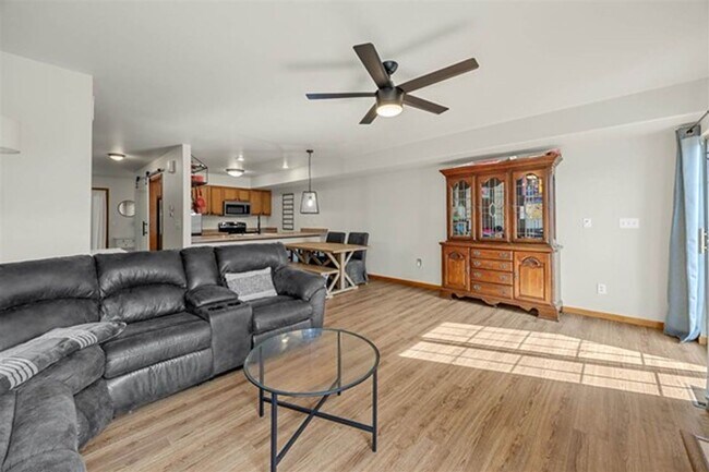 Building Photo - 2 Bedroom, 2-1/2 Bath Townhouse on Iowa City East Side!!