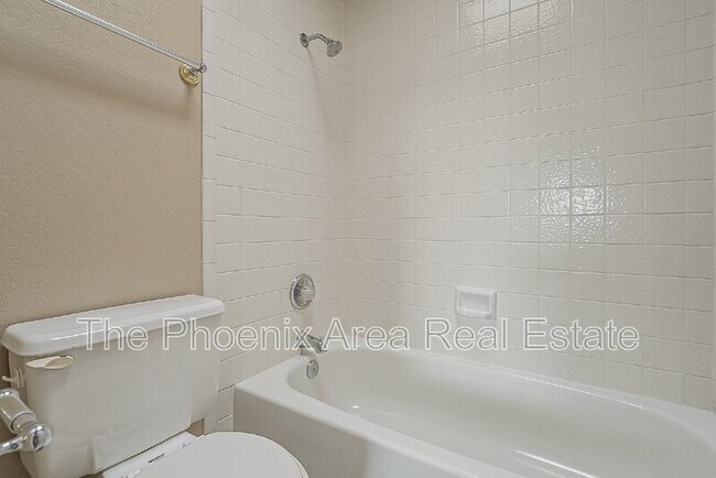 Building Photo - 850 S River Dr