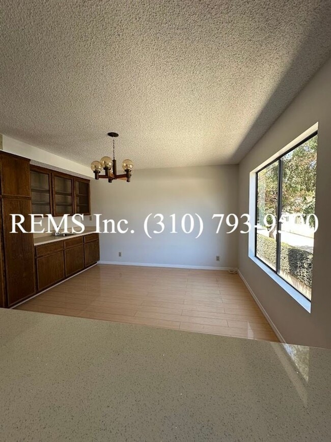 Building Photo - Remodeled Townhome with Garage and Laundry...