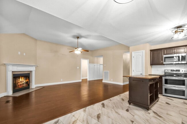 Building Photo - Pet Friendly Three Bedroom!