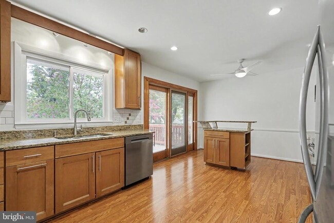 Building Photo - 604 Yeonas Dr SW