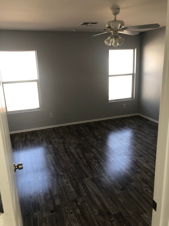 Building Photo - 11818 W Sunnyside Dr