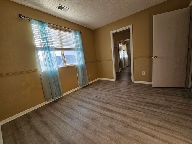 Building Photo - Charming House 3 Beds 2 1/2 Baths 2 Living...