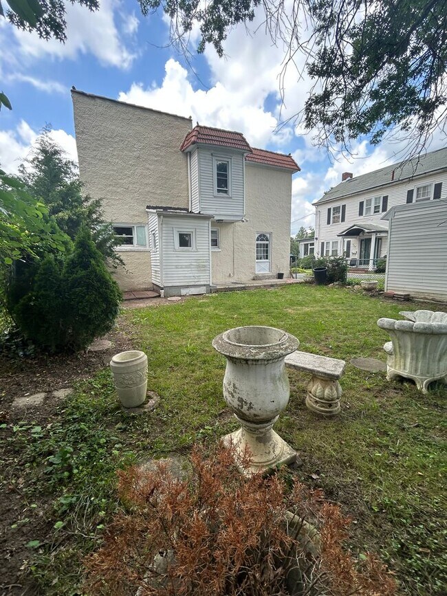 Building Photo - 936 Parkside Ave.