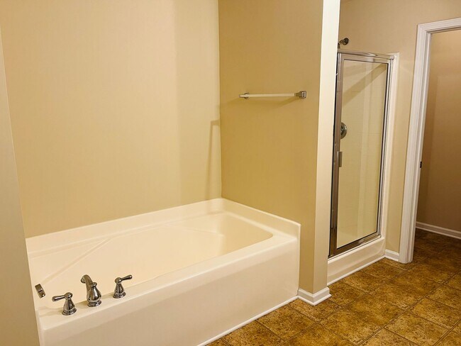 Building Photo - Wow! 3 bedroom 2.5 bathroom home in Newnan, 2100 plus sqft, 2 car garage, huge rooms, must see!