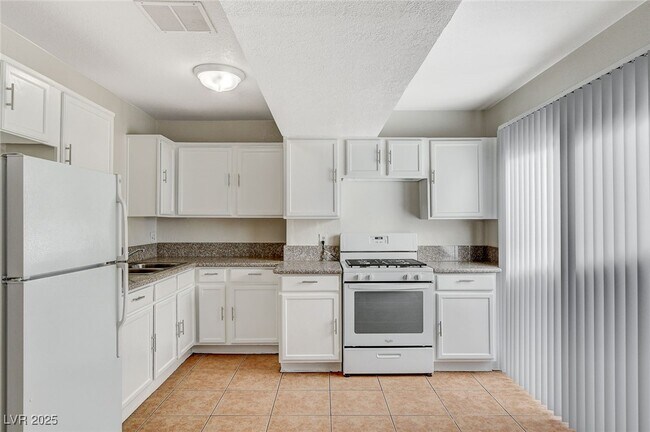 Building Photo - 5813 W Balzar Ave