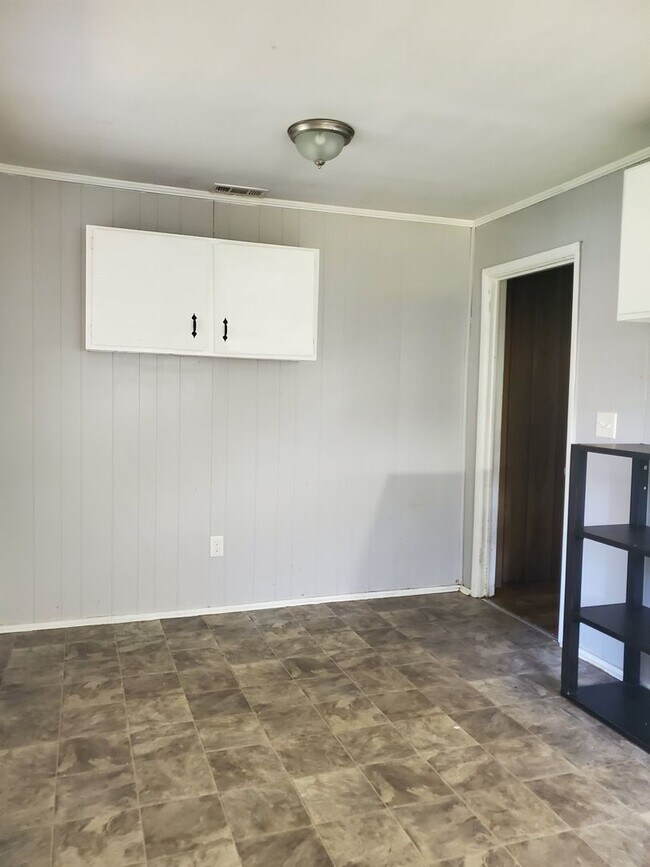 Building Photo - 710 Linwood Ave