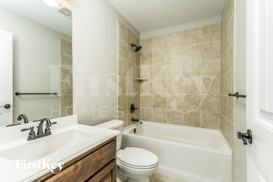 Building Photo - 222 Carson Dr