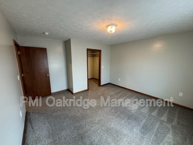 Building Photo - 729 Meadow Glen Ave