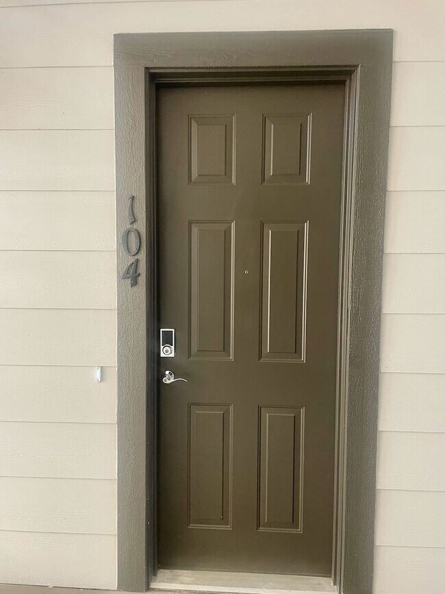 Building Photo - MODERN LUXURY 2BD/2BA/2CAR CONDO in Briargate